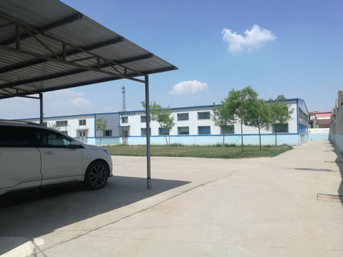 德州健之源地處魯西北平原，毗鄰黃河故道森林公園，生產(chǎn)條件環(huán)境優(yōu)越，擁有現(xiàn)代化的廠房，標(biāo)準(zhǔn)化的生產(chǎn)車間，公司擁有三證：SC食品生產(chǎn)許可證、GMP證、食品出口生產(chǎn)企業(yè)證書，生產(chǎn)過程中采用ISO22000管理體系進(jìn)行科學(xué)管理，并擁有近十年的生產(chǎn)加工經(jīng)驗，產(chǎn)品口感、湯色、功效等各項指標(biāo)均能達(dá)到客戶滿意，生產(chǎn)采用全自動帶線帶牌袋泡茶包裝機生產(chǎn)線，有全套的粉碎和超微粉碎、分篩、烘干、滅菌、制粒、制袋等設(shè)備，科學(xué)的生產(chǎn)工藝和嚴(yán)格規(guī)范的滅菌殺毒技術(shù)。